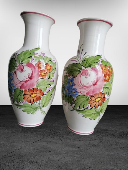 Paire de vases en faïence – décor floral peint à la main – 33 cm