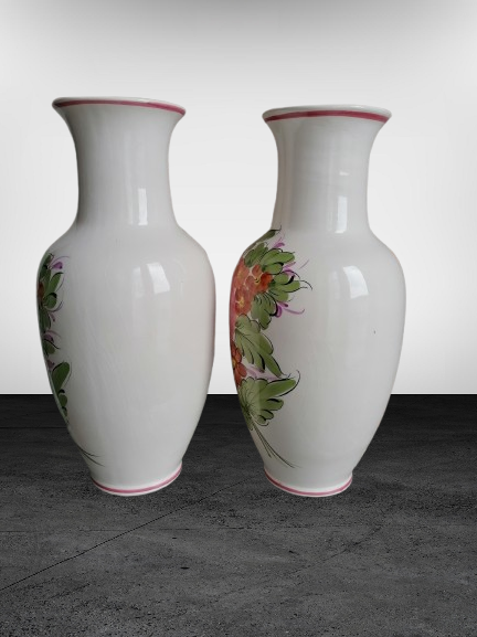 Paire de vases en faïence – décor floral peint à la main – 33 cm